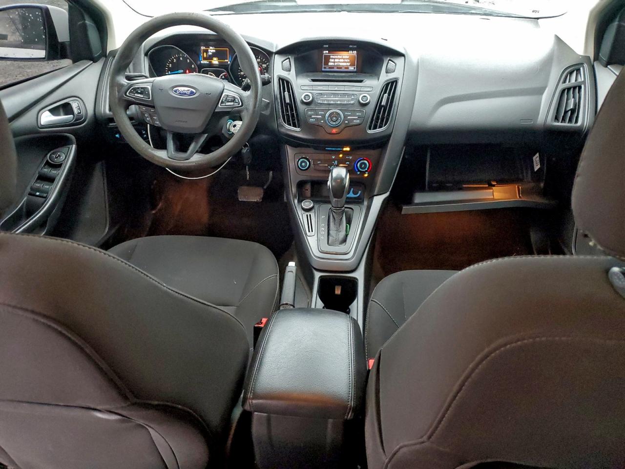 2017 FORD FOCUS SE photo 8