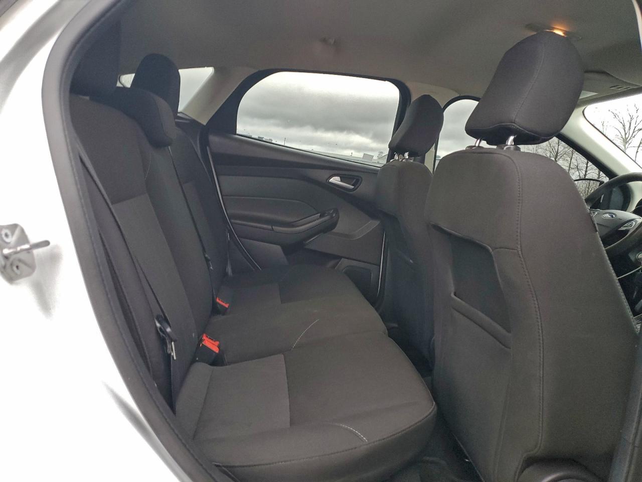 2017 FORD FOCUS SE photo 11