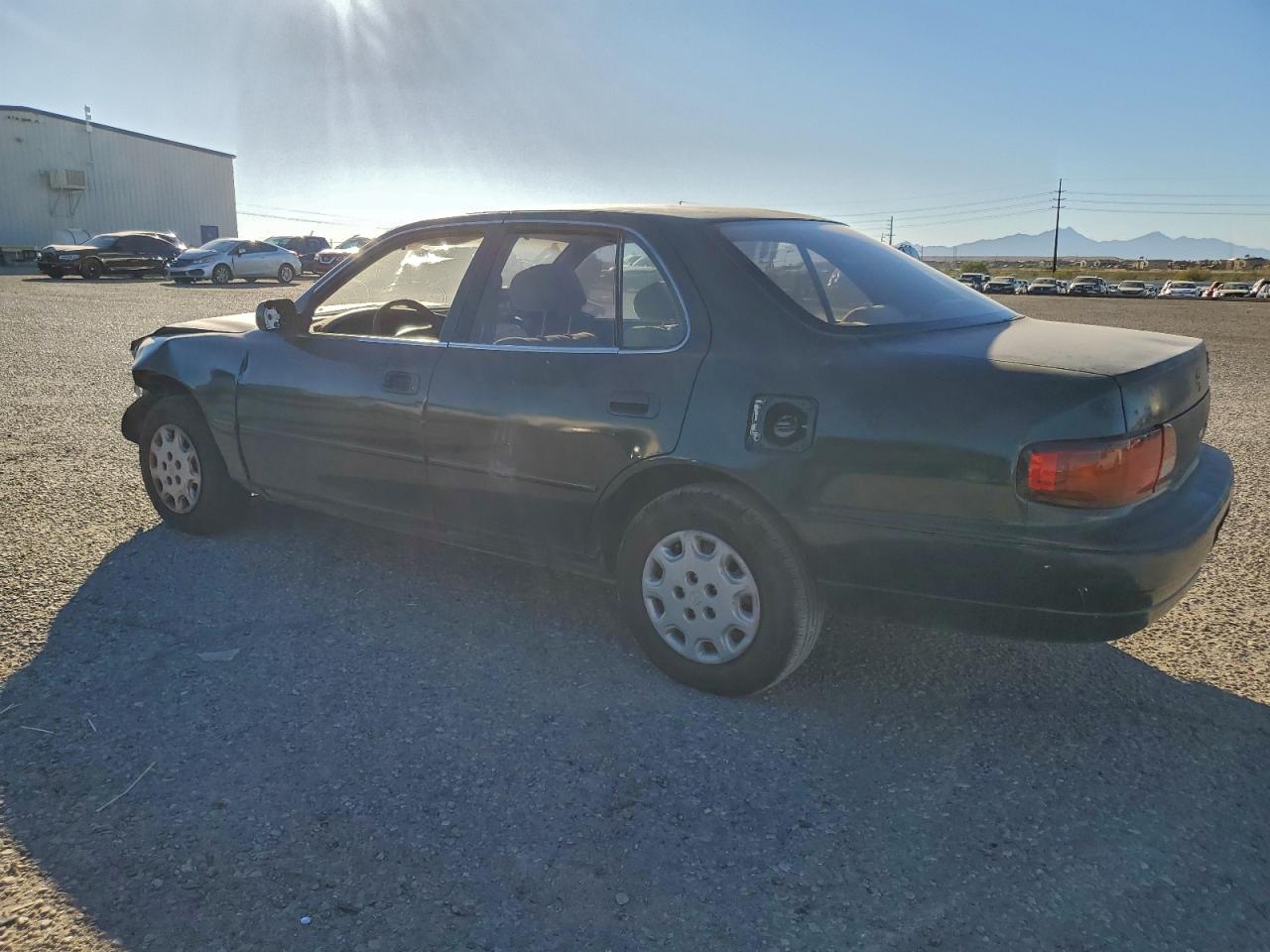 1995 TOYOTA CAMRY LE photo 2