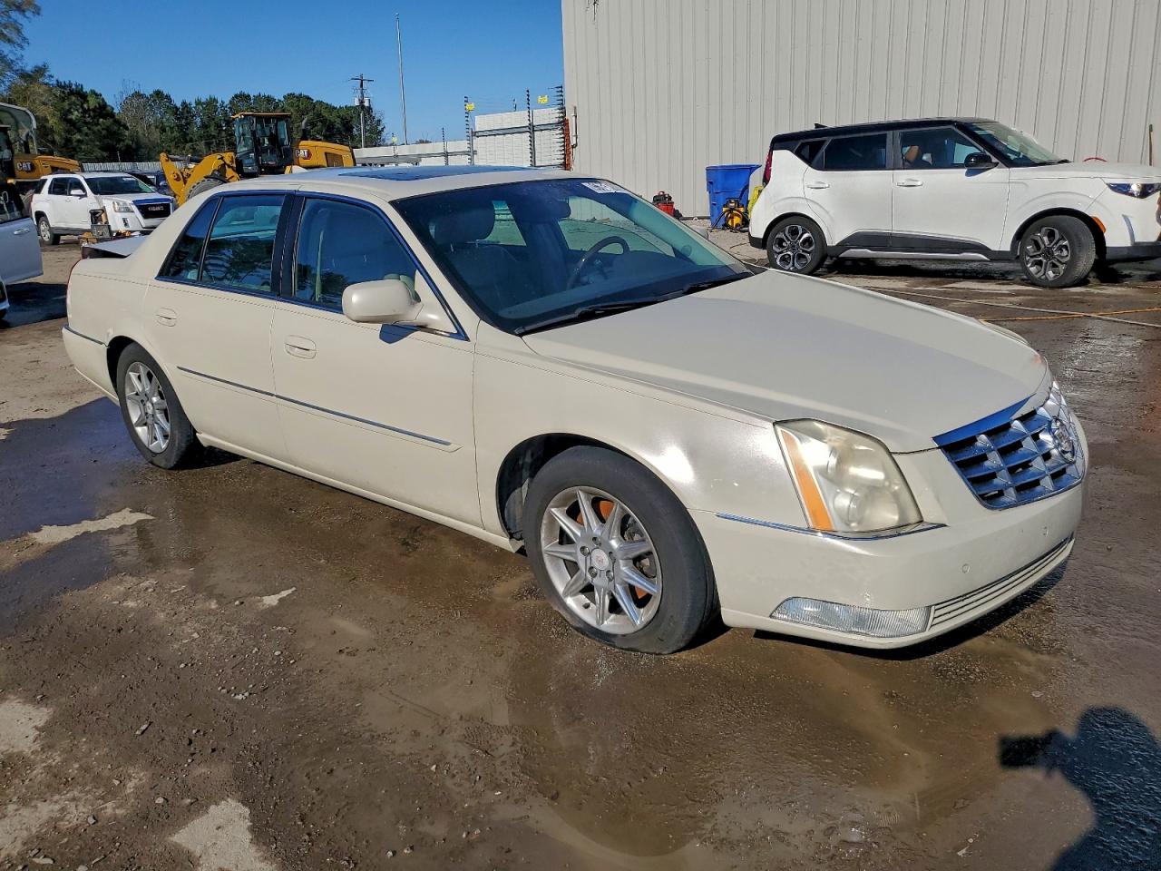 2011 CADILLAC DTS LUXURY COLLECTION photo 4