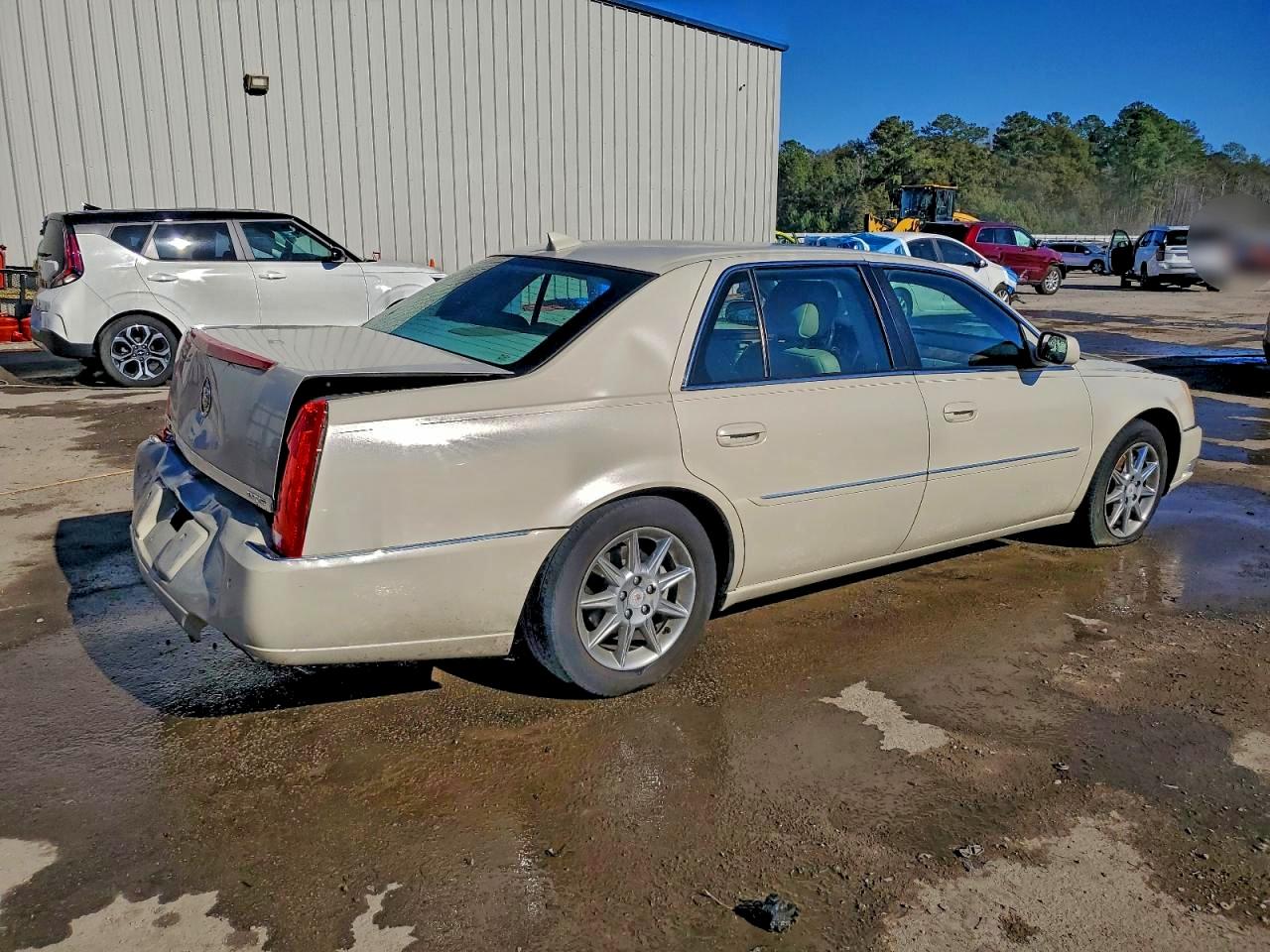 2011 CADILLAC DTS LUXURY COLLECTION photo 3