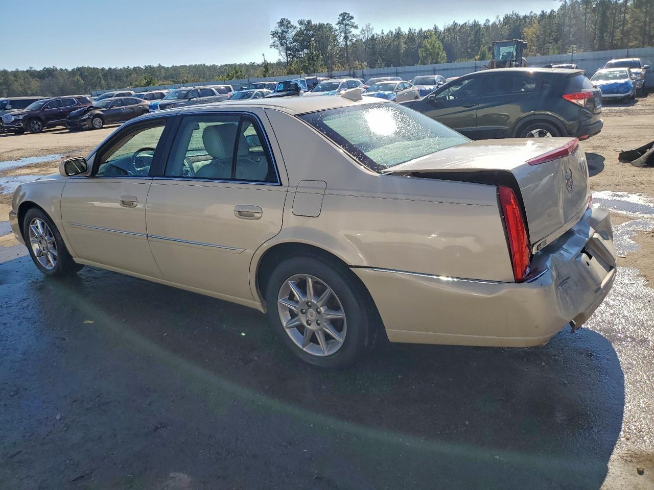 2011 CADILLAC DTS LUXURY COLLECTION photo 2