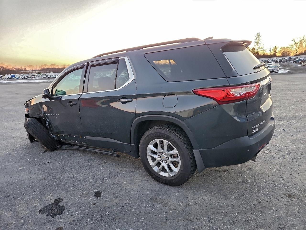 2019 CHEVROLET TRAVERSE LT photo 2