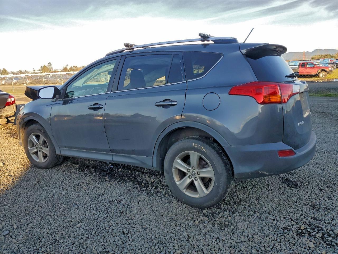2015 TOYOTA RAV4 XLE photo 2
