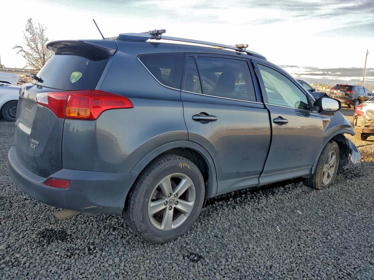 2015 TOYOTA RAV4 XLE photo 3