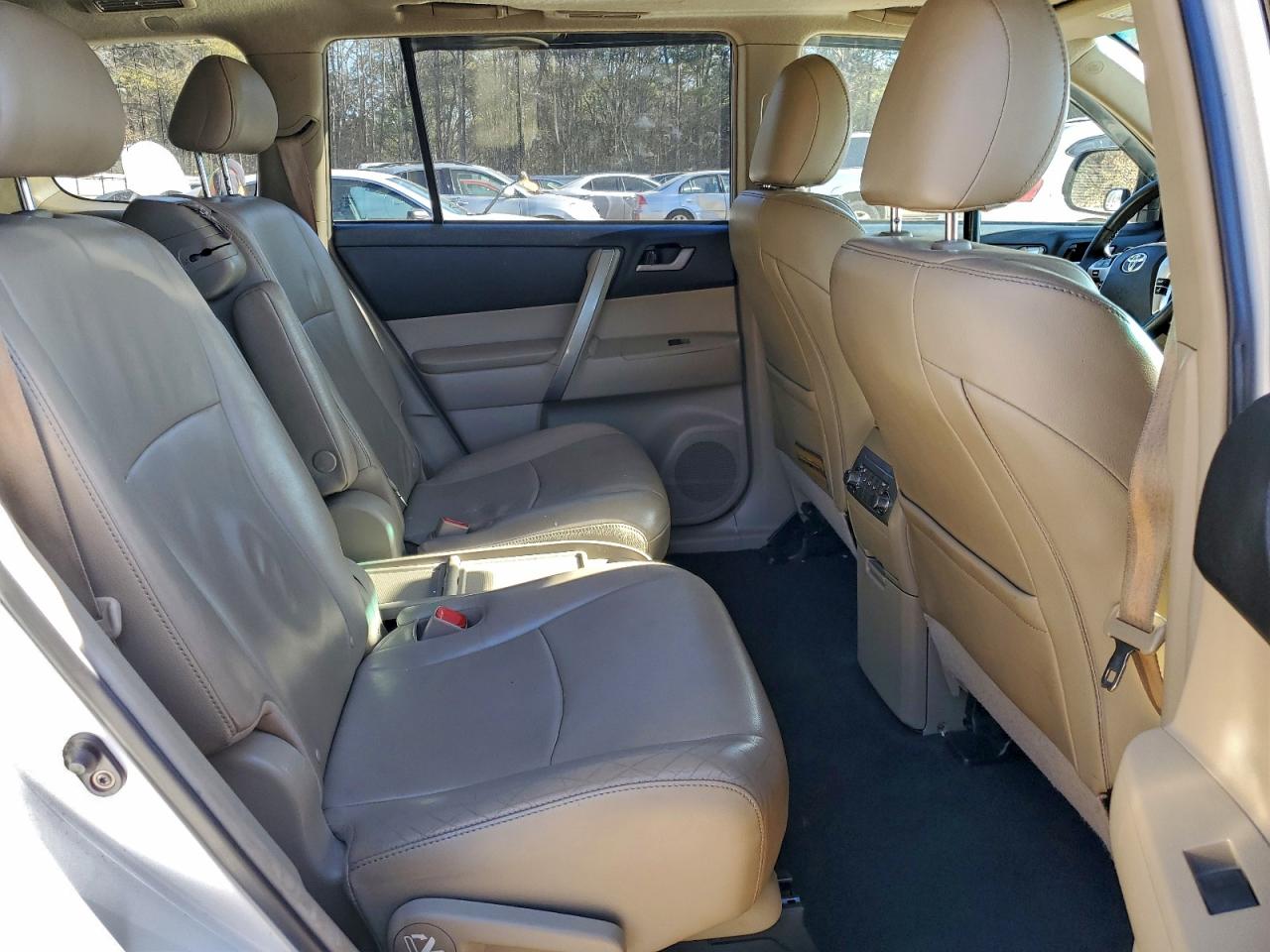 2013 TOYOTA HIGHLANDER SE photo 11