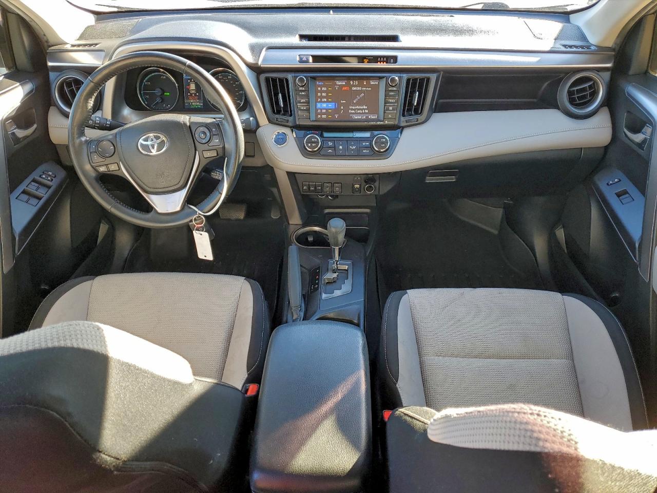 2018 TOYOTA RAV4 HV LE photo 8