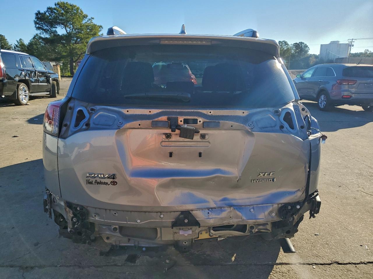 2018 TOYOTA RAV4 HV LE photo 6