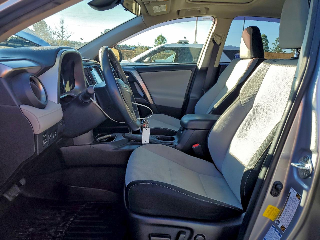 2018 TOYOTA RAV4 HV LE photo 7