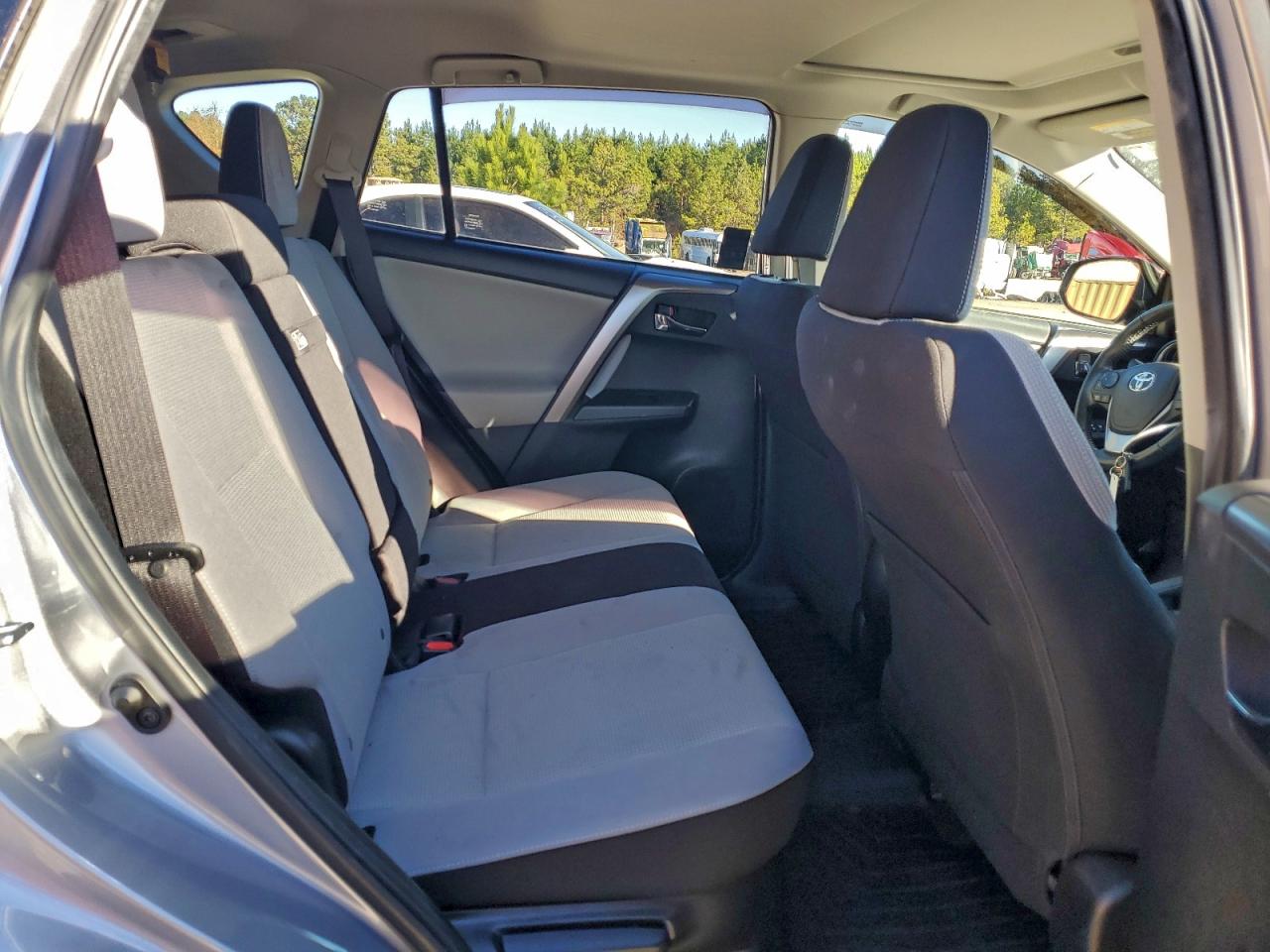 2018 TOYOTA RAV4 HV LE photo 10