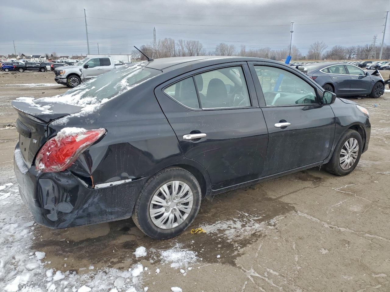 2019 NISSAN VERSA S photo 3