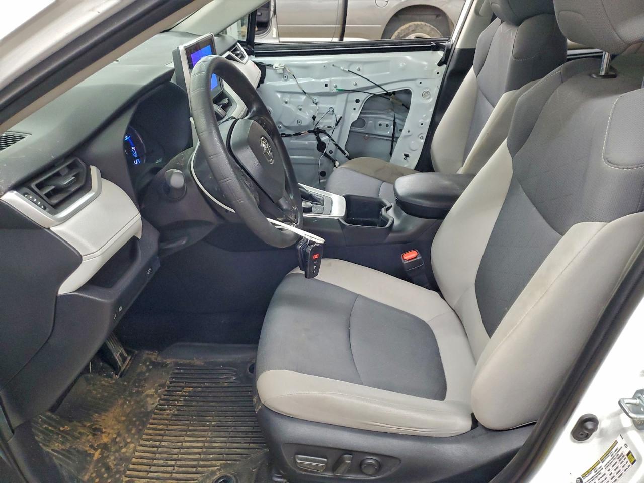 2024 TOYOTA RAV4 XLE photo 7