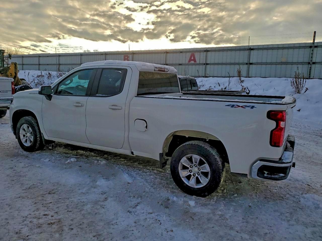 2020 CHEVROLET SILVERADO K1500 LT photo 2