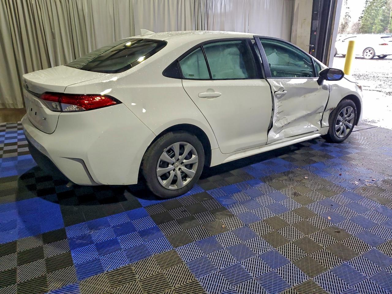 2025 TOYOTA COROLLA LE photo 3