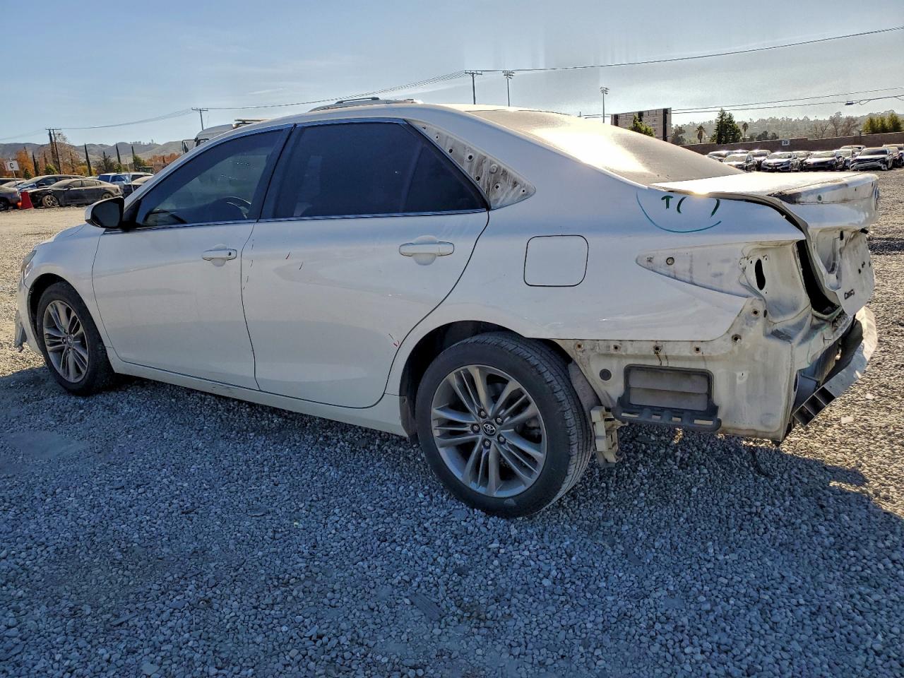 2016 TOYOTA CAMRY LE photo 2