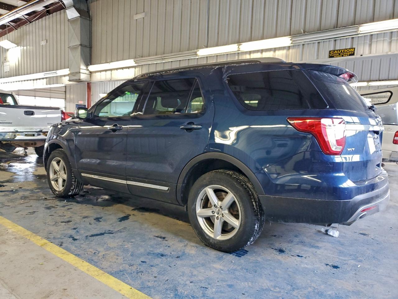 2017 FORD EXPLORER XLT photo 2