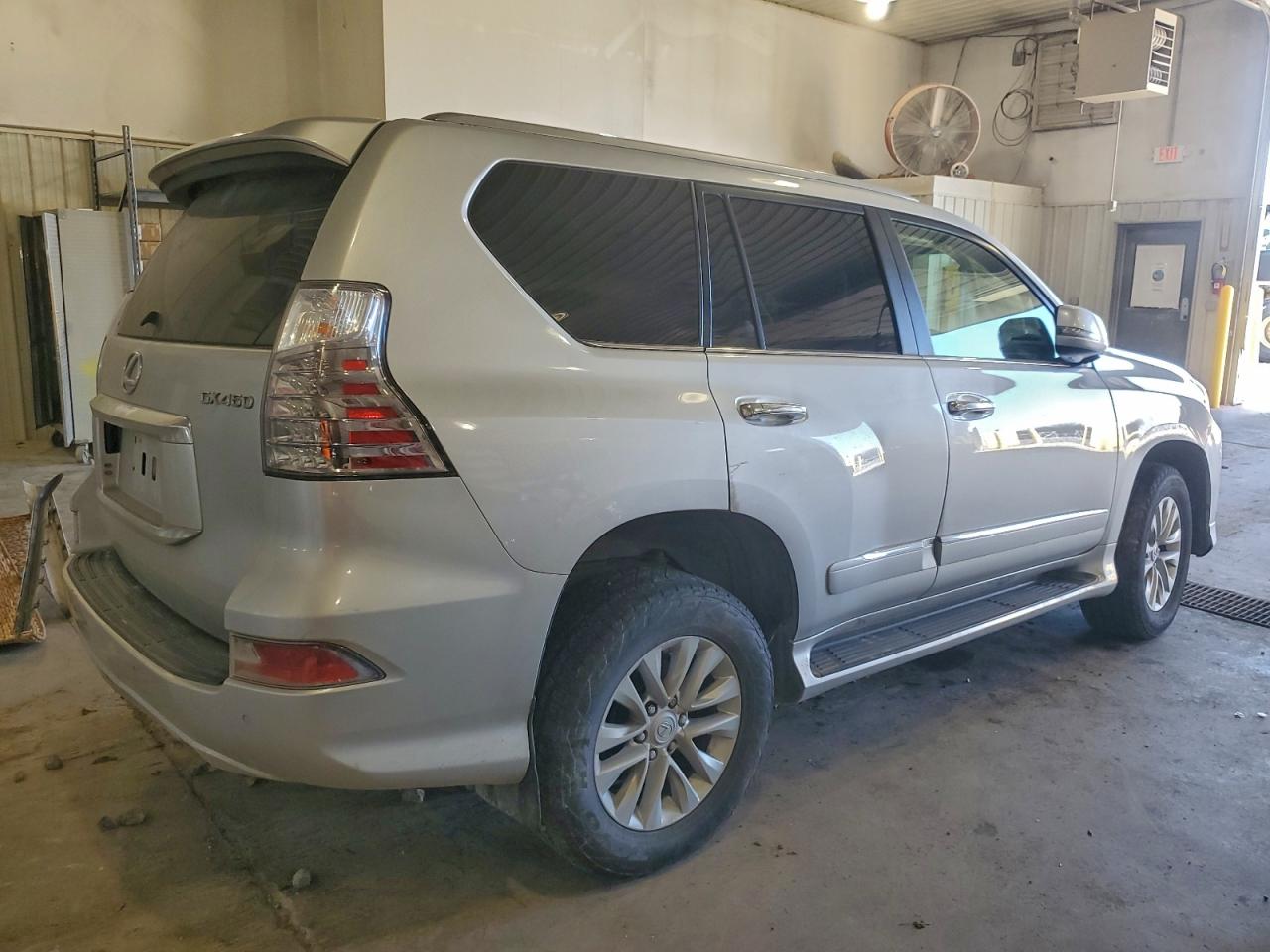 2016 LEXUS GX 460 photo 3