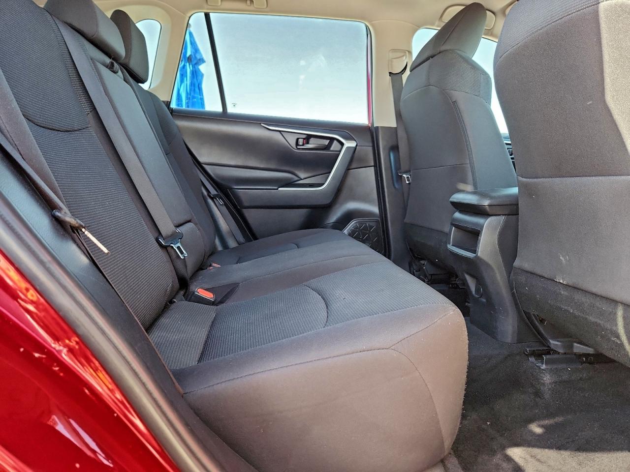2021 TOYOTA RAV4 LE photo 11