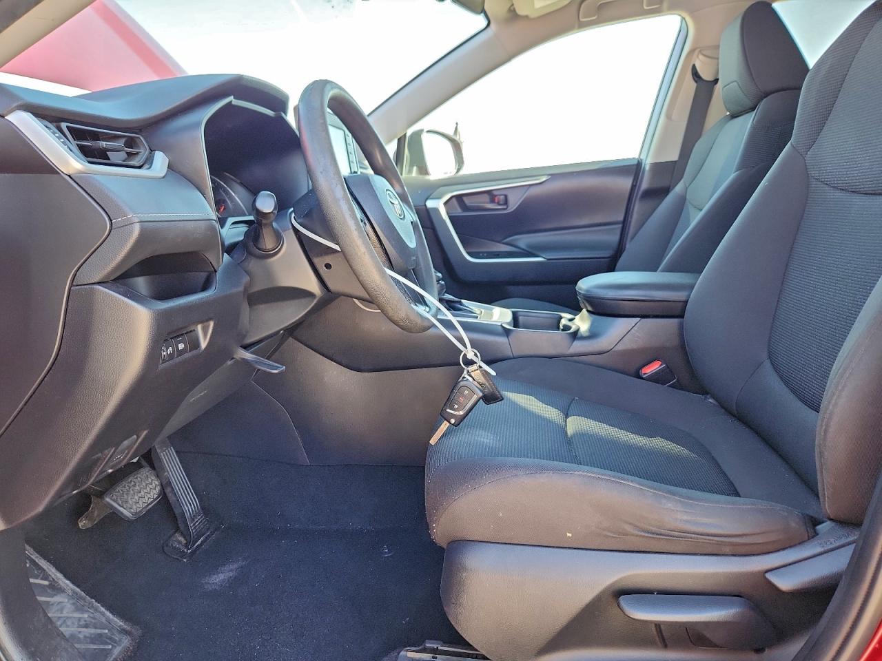 2021 TOYOTA RAV4 LE photo 7