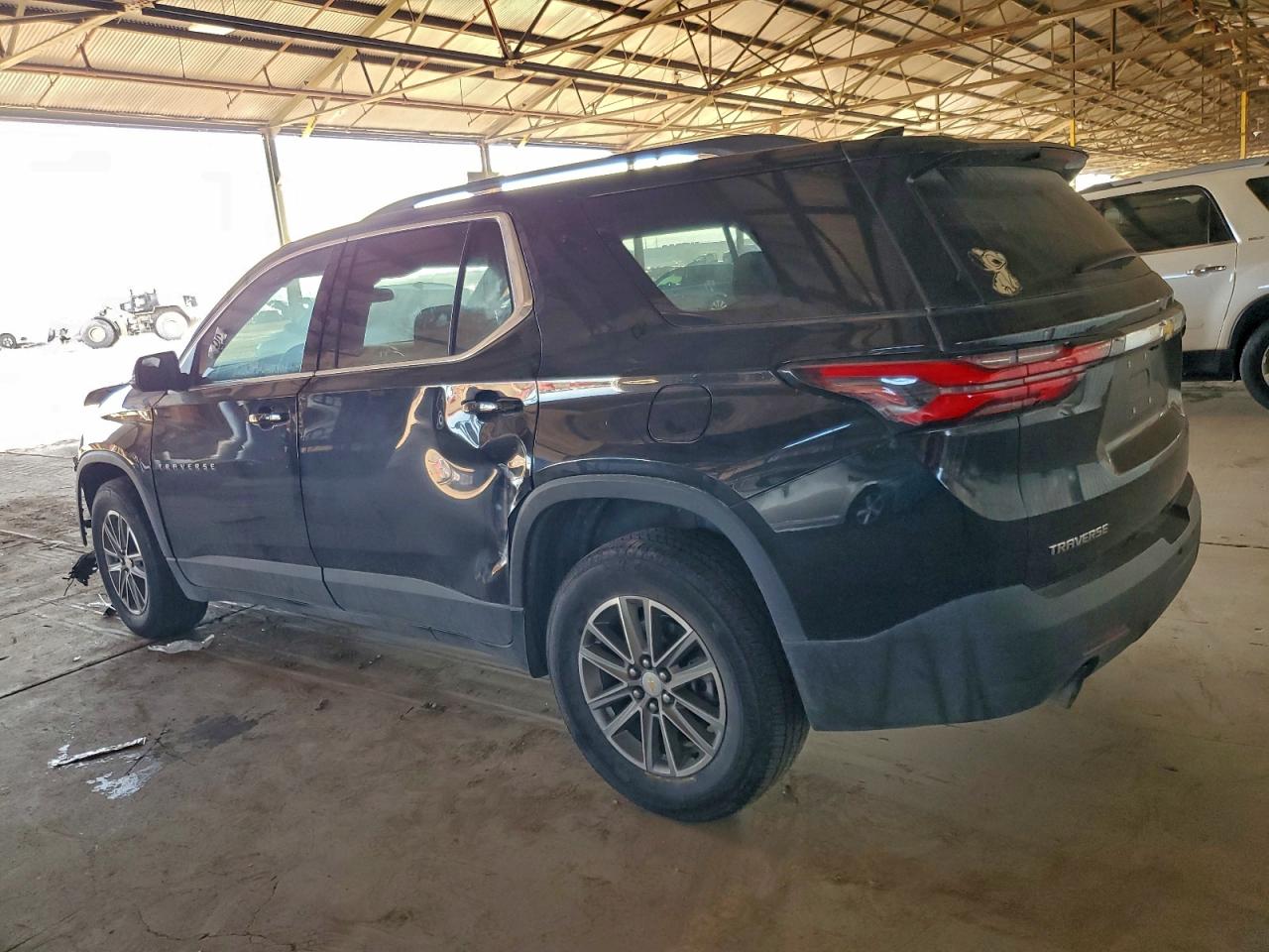 2023 CHEVROLET TRAVERSE LT photo 2