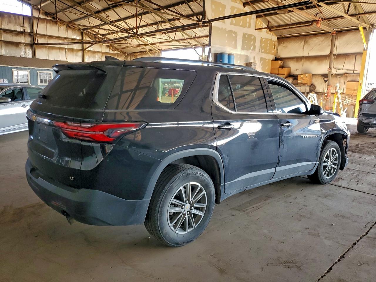 2023 CHEVROLET TRAVERSE LT photo 3