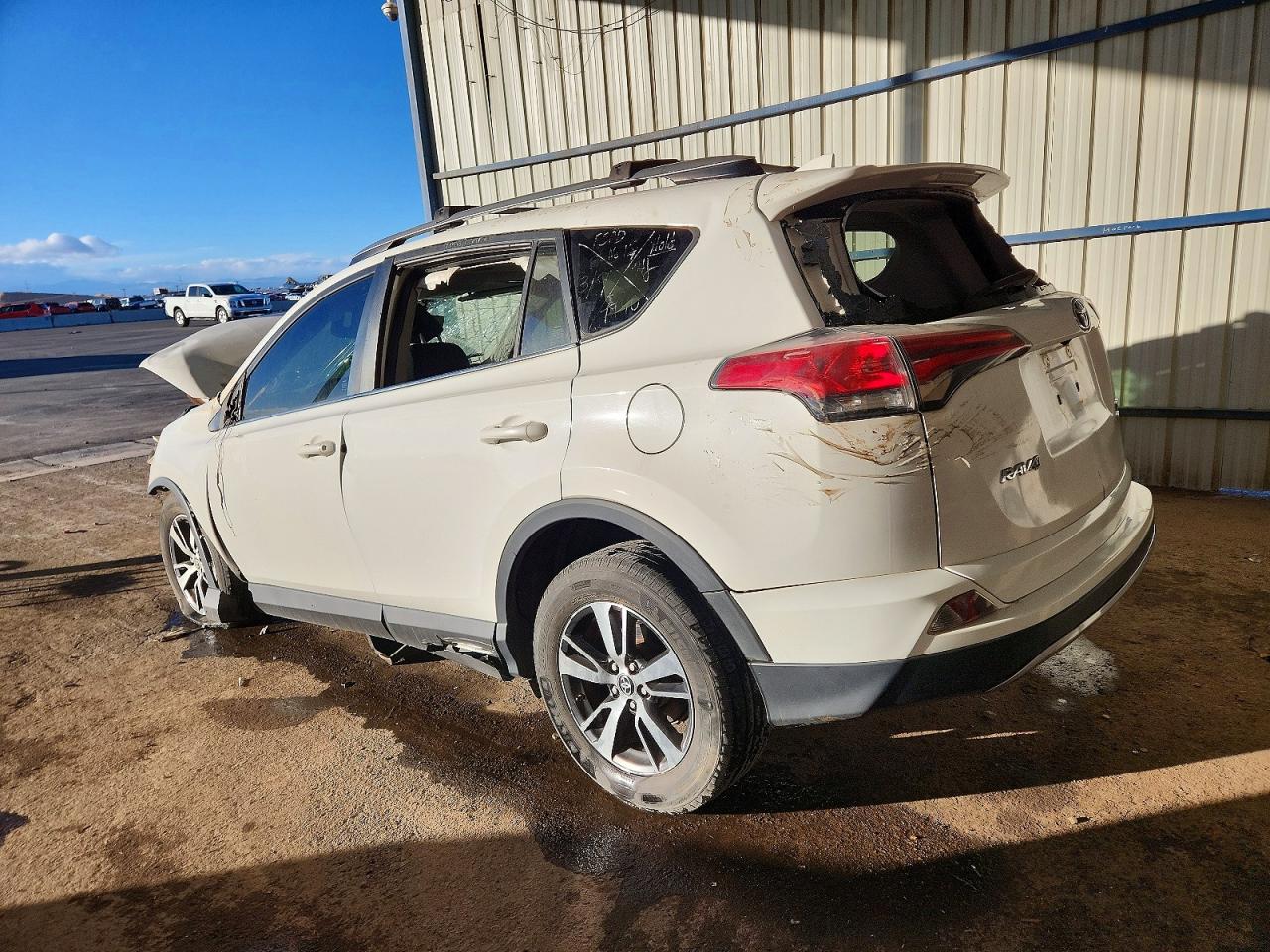 2018 TOYOTA RAV4 XLE photo 2