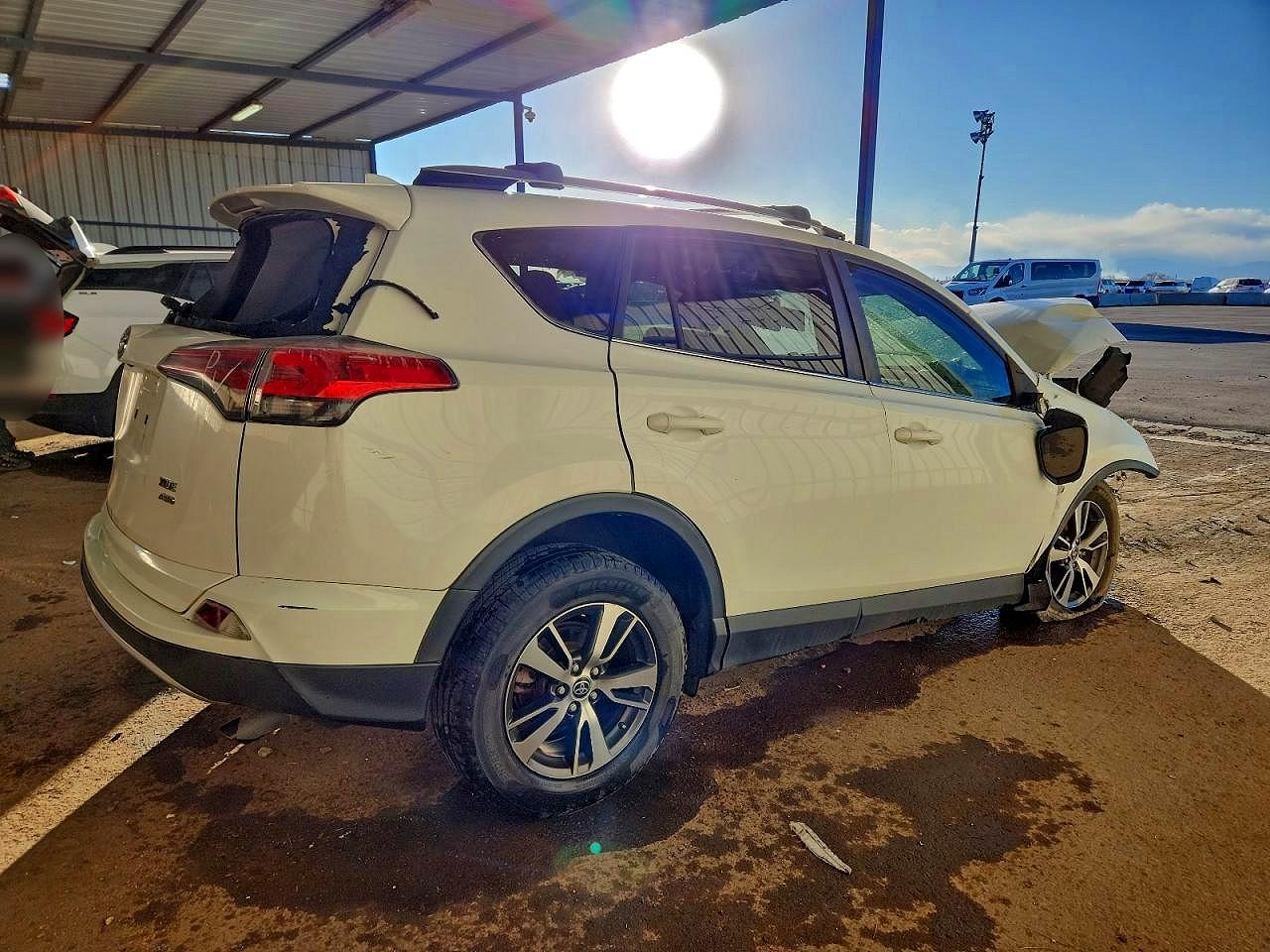 2018 TOYOTA RAV4 XLE photo 3