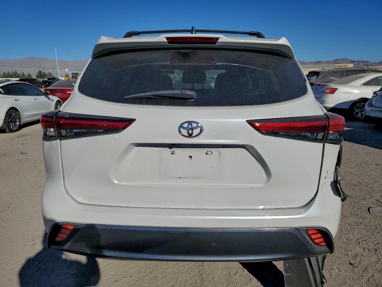 2022 TOYOTA HIGHLANDER L photo 6
