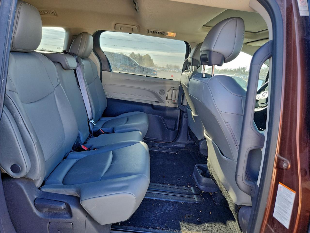 2021 TOYOTA SIENNA XLE photo 11