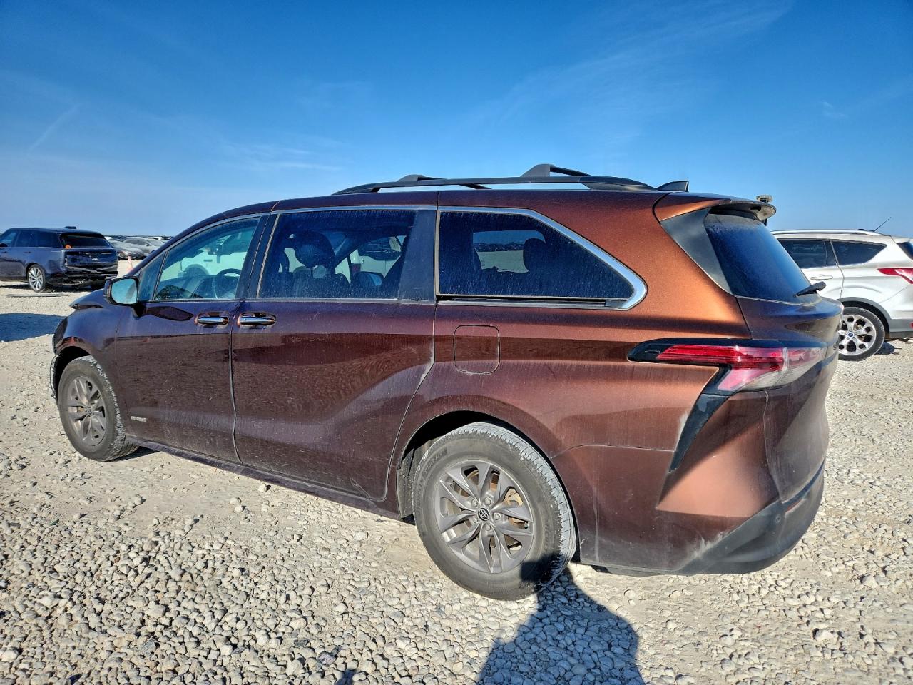 2021 TOYOTA SIENNA XLE photo 2