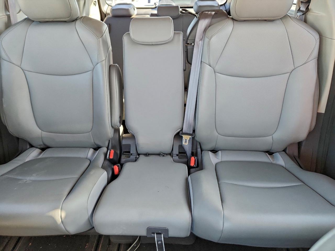 2021 TOYOTA SIENNA XLE photo 10