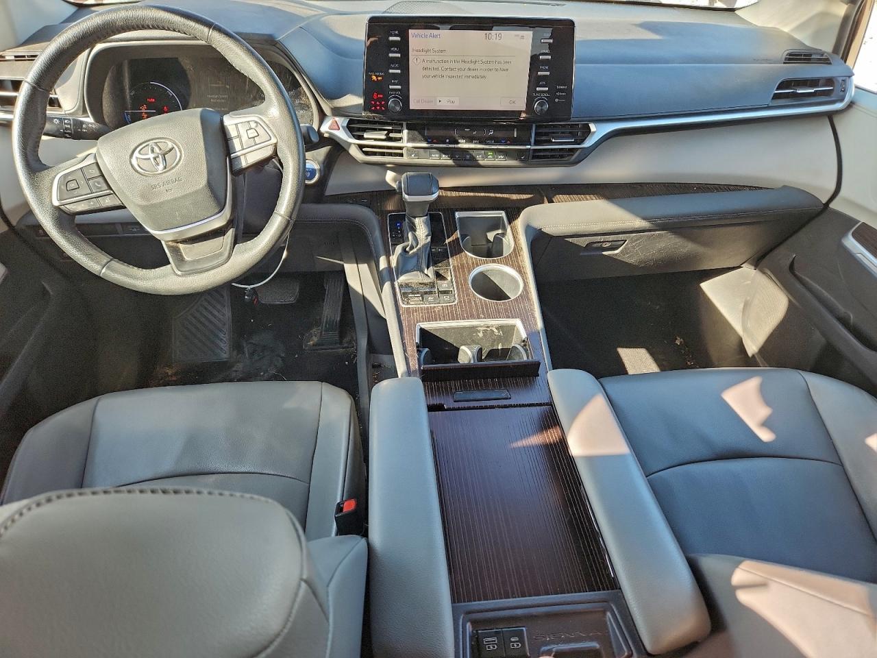 2021 TOYOTA SIENNA XLE photo 8