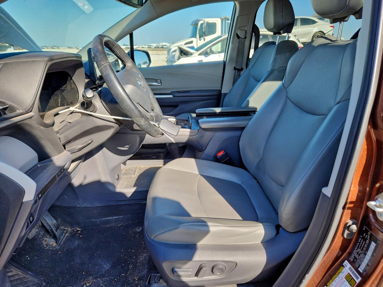 2021 TOYOTA SIENNA XLE photo 7