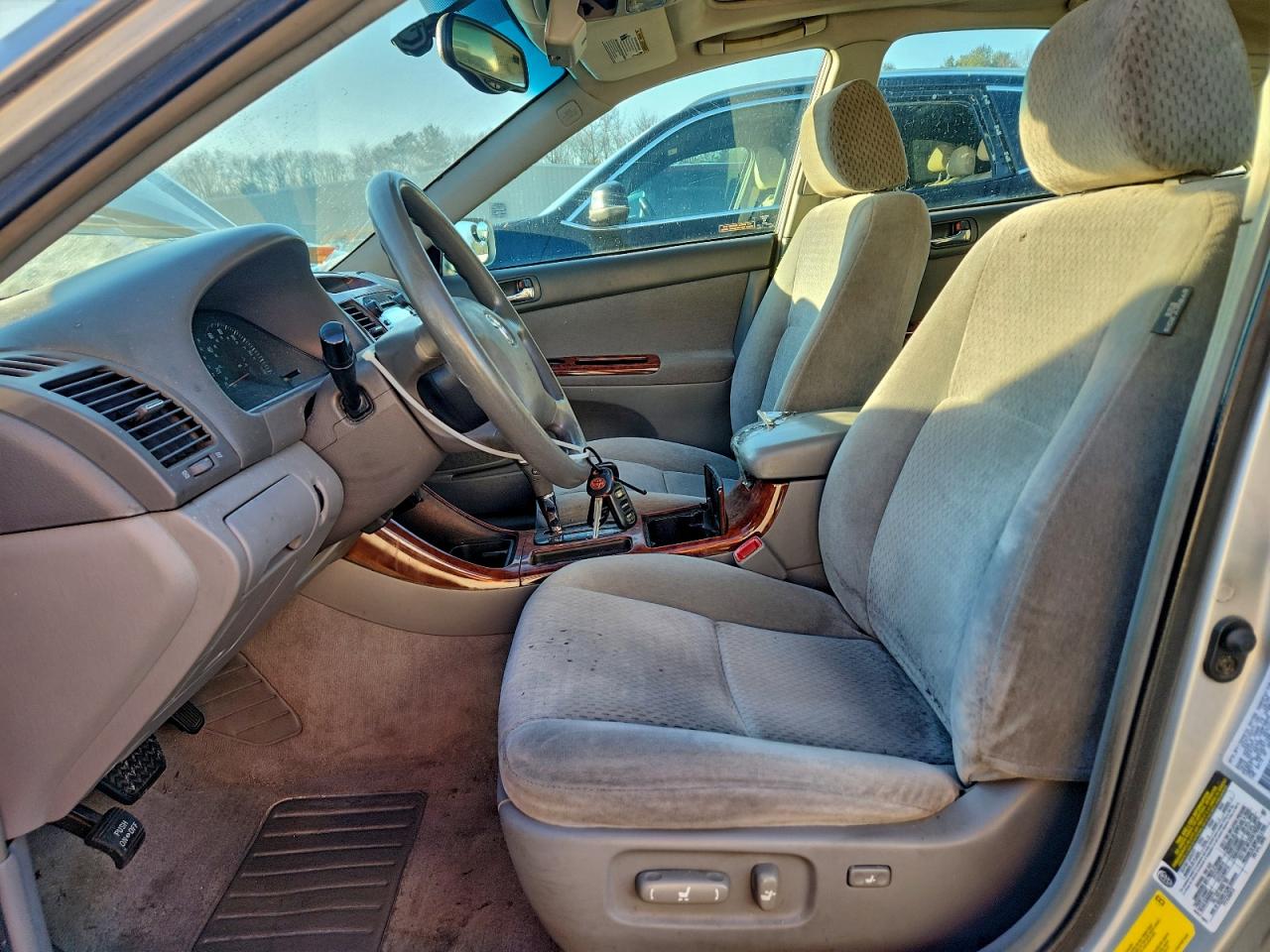 2004 TOYOTA CAMRY LE photo 7