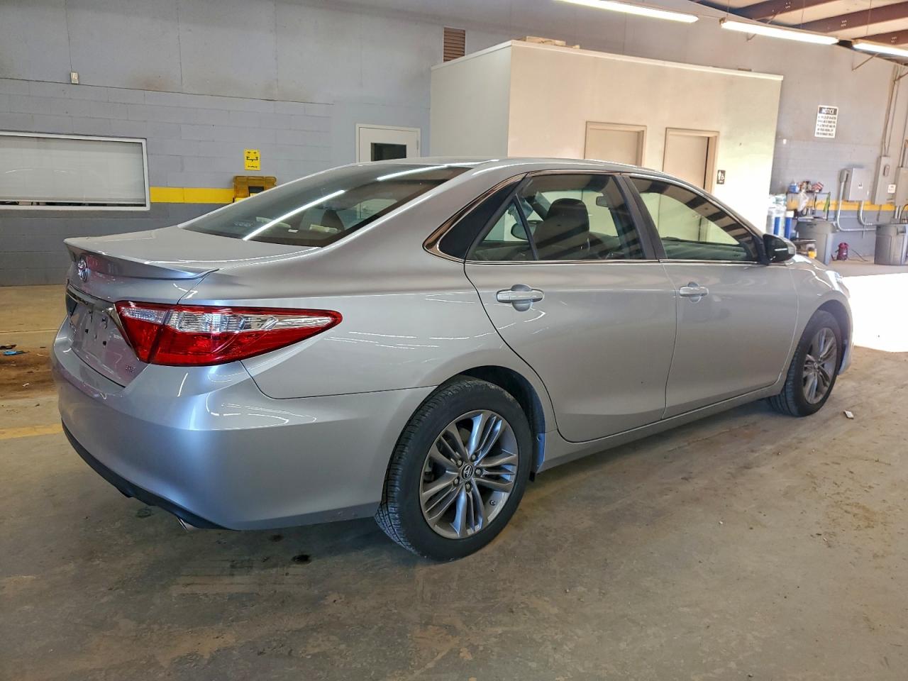 2016 TOYOTA CAMRY LE photo 3