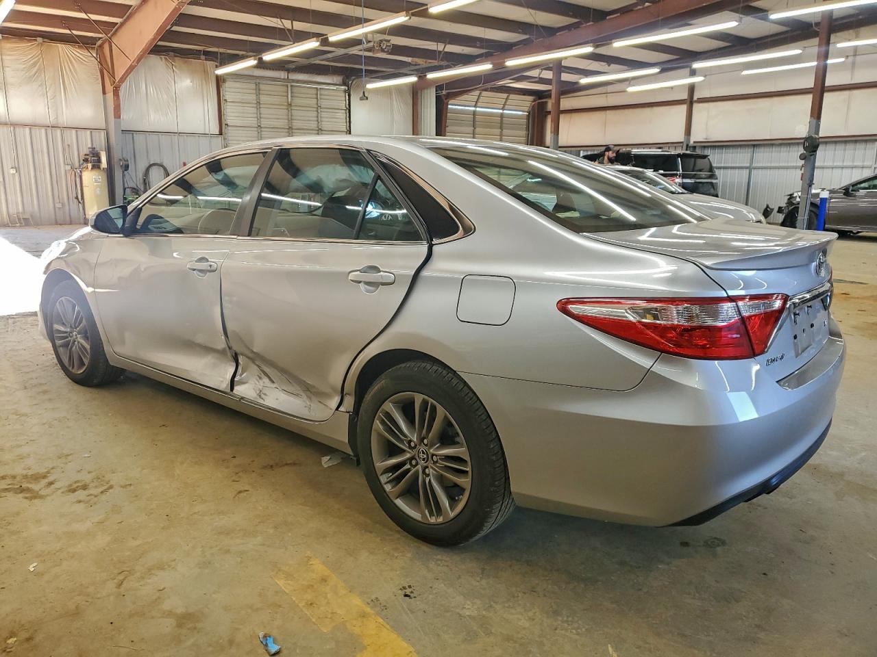 2016 TOYOTA CAMRY LE photo 2