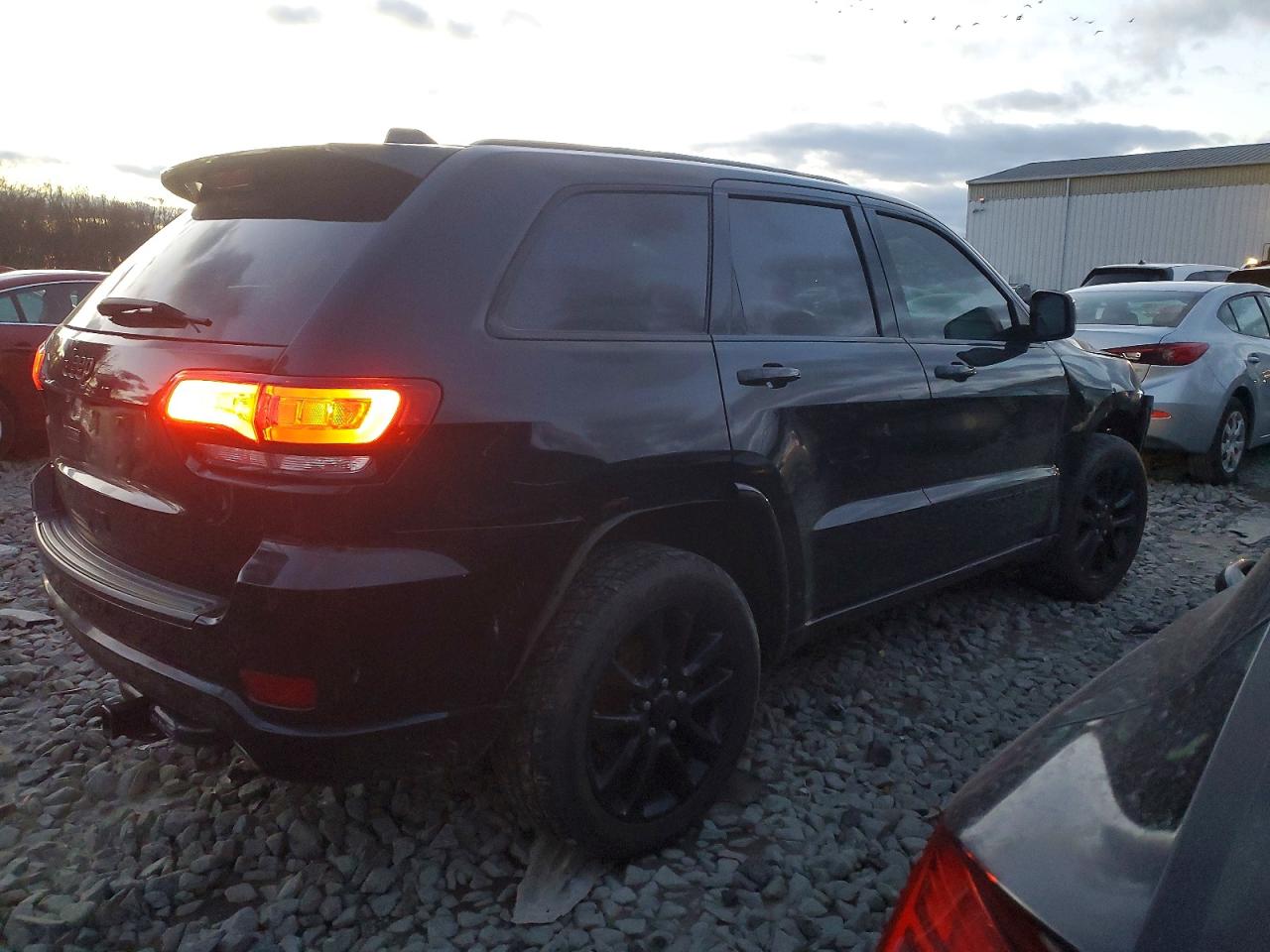 2019 JEEP GRAND CHEROKEE LAREDO photo 3