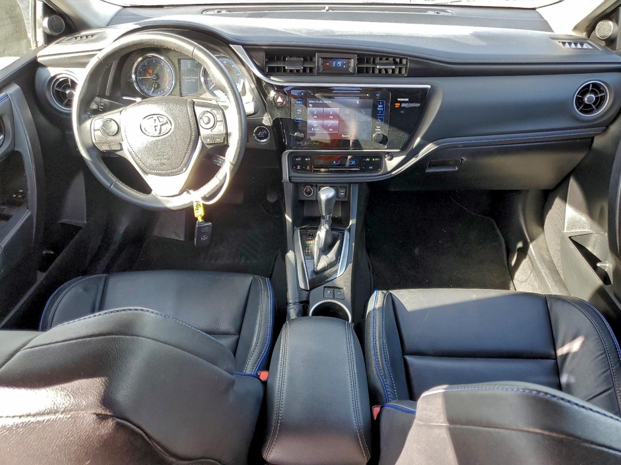 2017 TOYOTA COROLLA photo 8