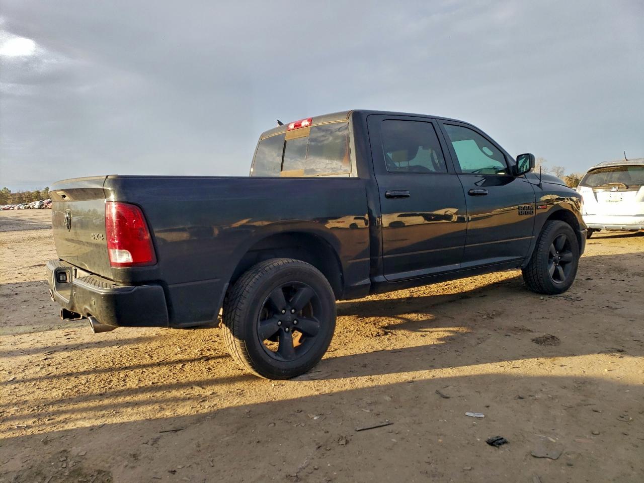 2018 RAM 1500 SLT photo 3