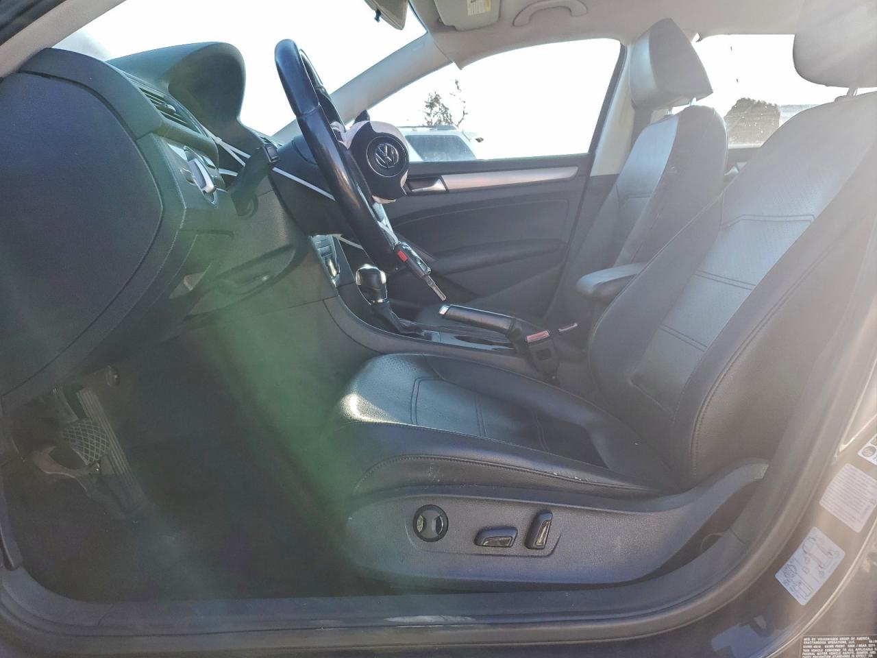 2015 VOLKSWAGEN PASSAT S photo 7