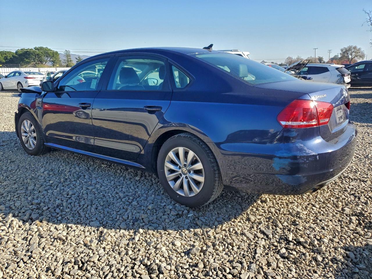 2015 VOLKSWAGEN PASSAT S photo 2