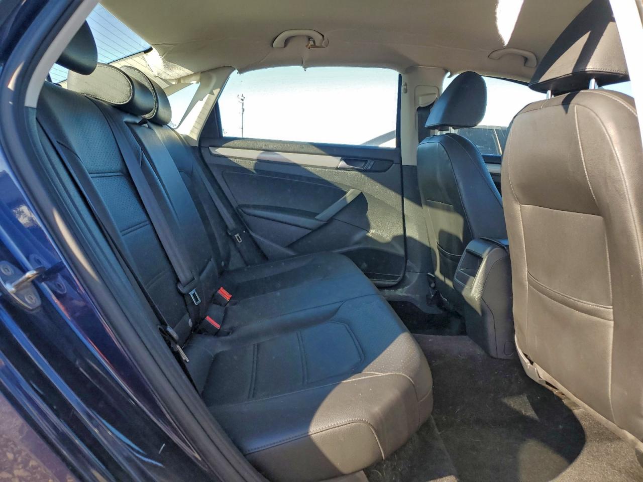 2015 VOLKSWAGEN PASSAT S photo 10