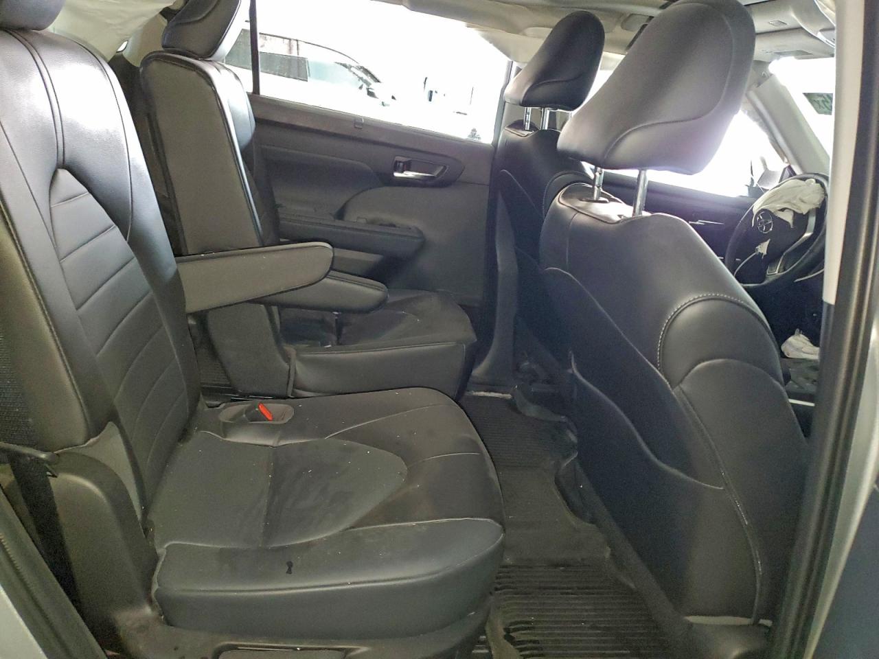 2022 TOYOTA HIGHLANDER XLE photo 11