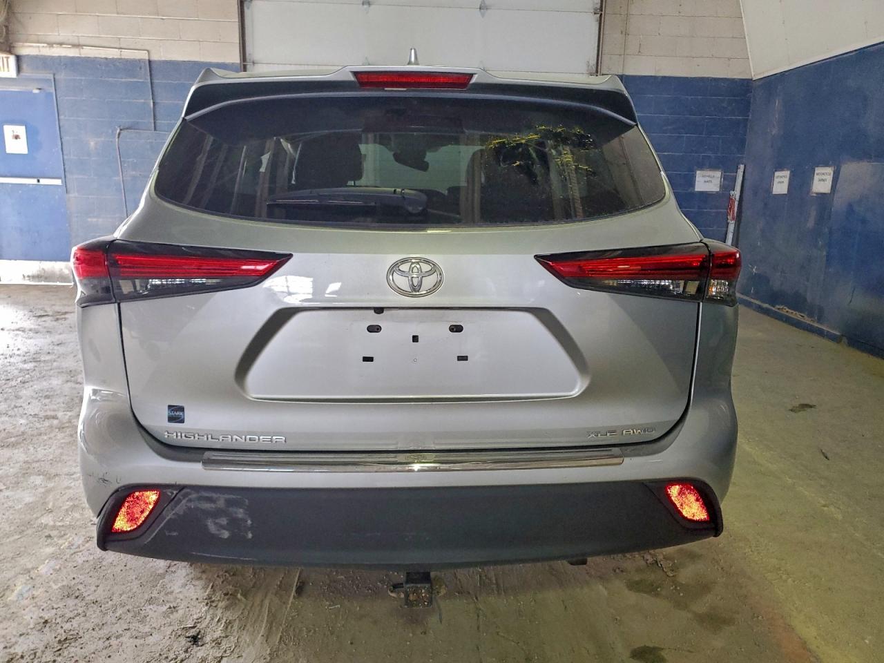 2022 TOYOTA HIGHLANDER XLE photo 6