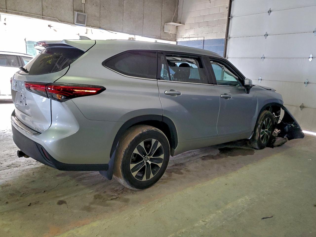 2022 TOYOTA HIGHLANDER XLE photo 3