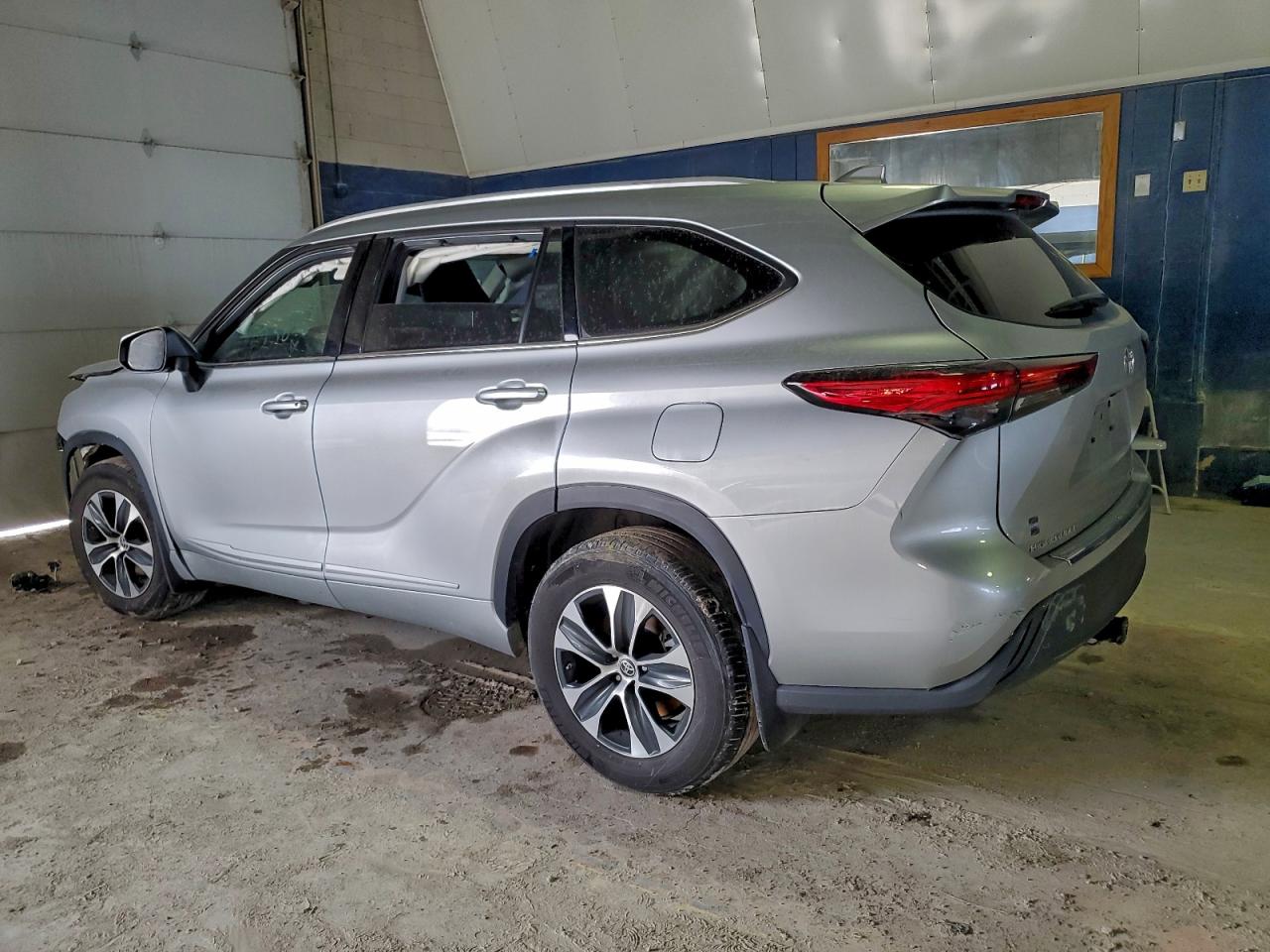 2022 TOYOTA HIGHLANDER XLE photo 2