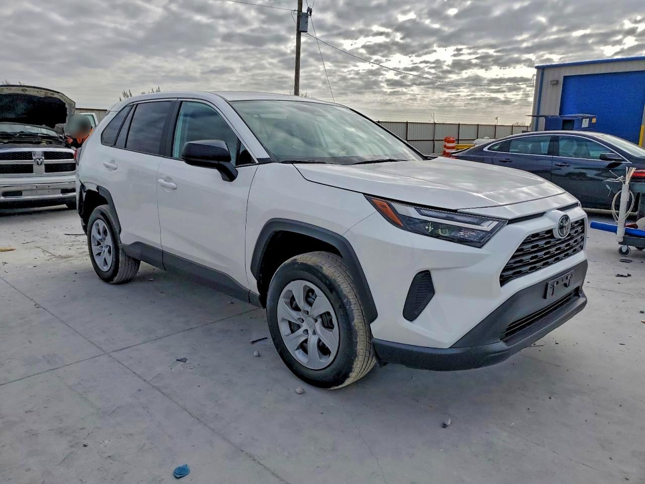 2025 TOYOTA RAV4 LE photo 4