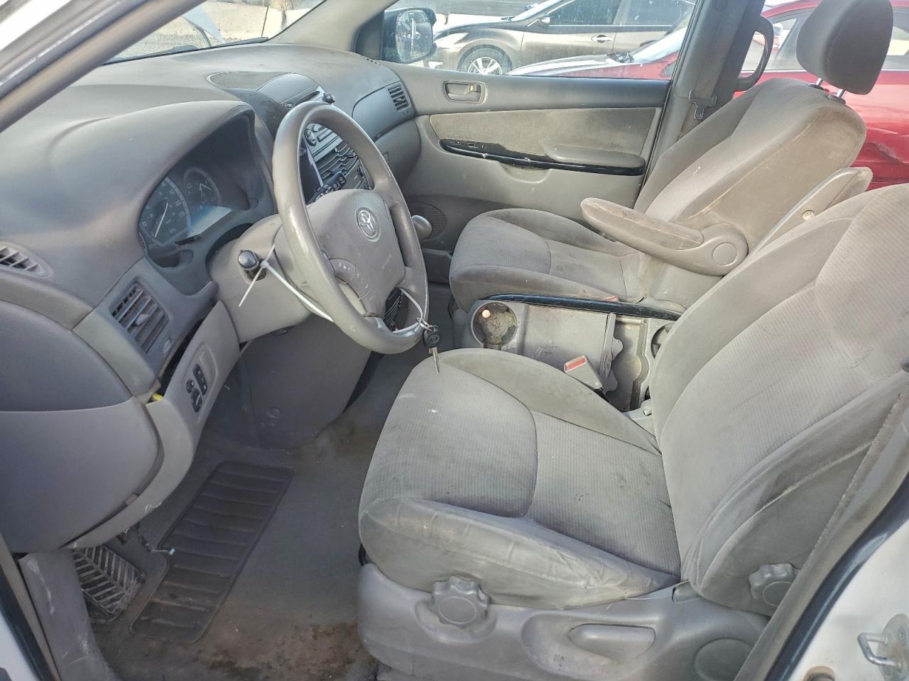 2004 TOYOTA SIENNA CE photo 7