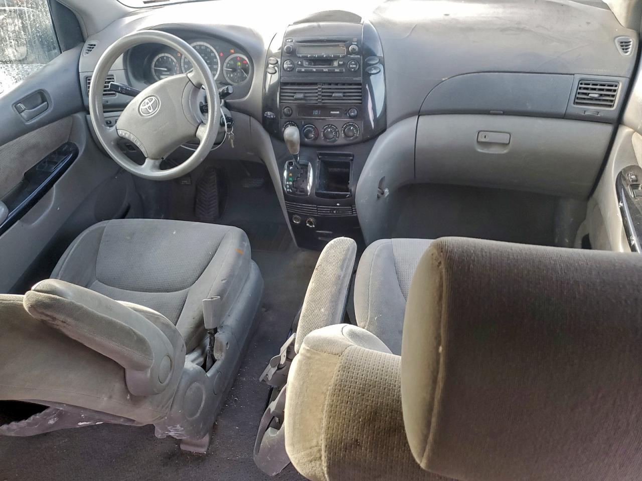 2004 TOYOTA SIENNA CE photo 8
