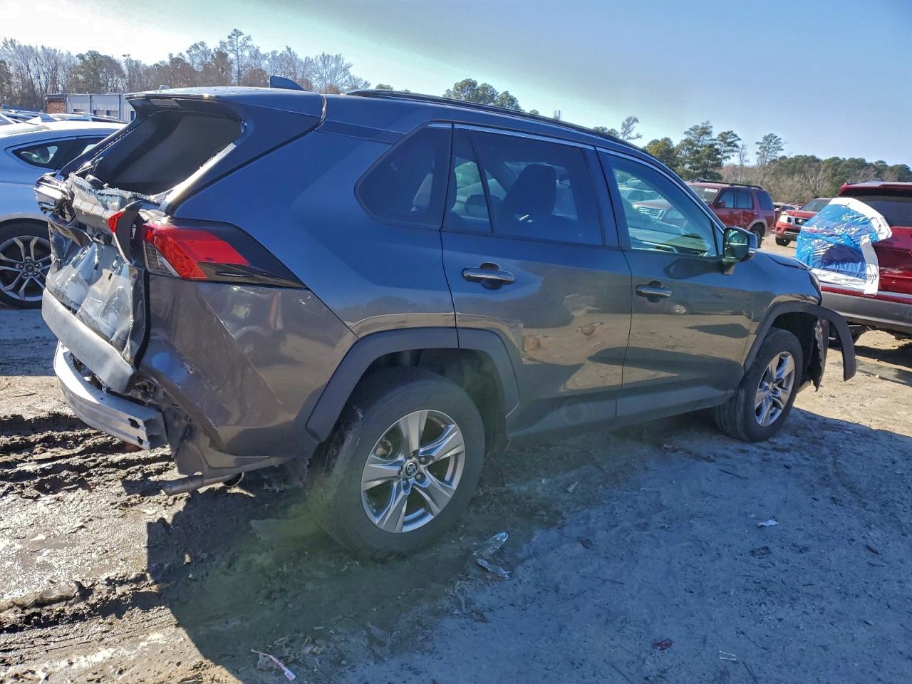 2022 TOYOTA RAV4 XLE photo 3